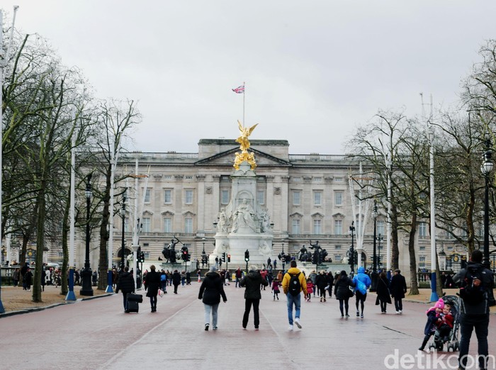 Setiap Minggu pagi, kawasan Istana Buckingham di kawasan Westminster, London, Inggris selalu ramai dengan turis. Dulunya tempat ini merupakan rumah tinggal Ratu Victoria.