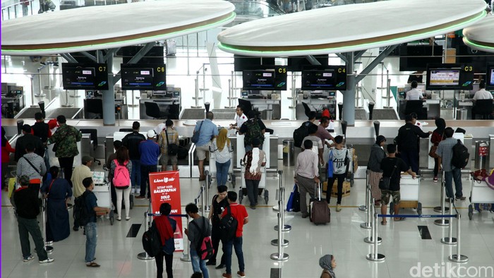 Bandara Sepinggan Balikpapan menjadi bandara pertama yang dilengkapi dengan mal di Indonesia. Bandara yang beroperasi sejak 22 Maret 2014 lalu itu terlihat megah. Agung Pambudhy/detikcom.