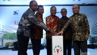 Ketua Yayasan Pertamina Umar Fahmi, Deputi BUMN Edwin Hidayat, Menristek Dikti Mohamad Nasir, Dirut Pertamina Dwi Soetjipto dan Komisaris Pertamina Sahala Lumba Gaol menekan tombol bersama sebagai tanda diresmikannya Universitas Pertamina di Jakarta, Kamis (11/02/2016).