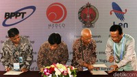 Direktur Utama PT Len Industri (Persero) Abraham Mose, Kepala BPPT Unggul Priyanto, Direktur Utama PT Medco Inti Dinamika Hilmi Panigoro, dan Gubernur Daerah Istimewa Yogyakarta Sri Sultan Hamengkubuwono X menandatangani nota kesepahaman (MoU) di acara Bali Clean Energy Forum 2016, Kamis (11/2/2016). Pool/Sofyan Bowo/Humas Medco.