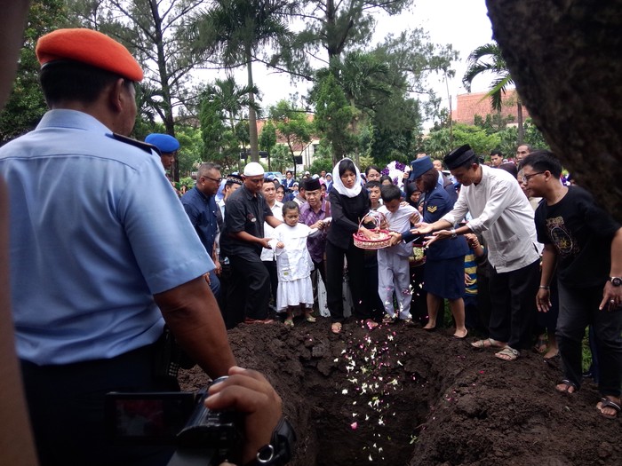 Tangis Haru Iringi Pemakaman Teknisi Serma Syaiful di TMP Malang