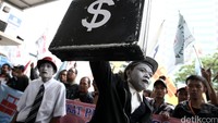 Pantomim tersebut menggambarkan bahwa perpanjangan kontrak JICT merugikan negara puluhan trilyun rupiah.