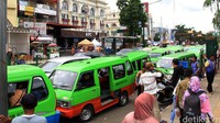Sejumlah angkutan kota tampak antre ngetem di depan Taman Kopi, Bogor, Kamis (11/02/2016). Pool/Al Fanny Panestika/detikcom.