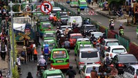 Para penumpang kereta yang keluar dari Stasiun Bogor menaiki angkot dari Taman Kopi. hal tersebut yang membuat  sejumlah angkot ngetem di kawasan tersebut. Pool/Al Fanny Panestika/detikcom.