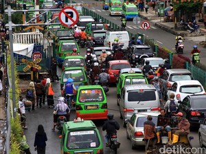 Kerumunan Sopir Angkot di Terminal Laladon Dibubarkan Polisi