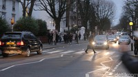Jelang sore hari, lalu lintas di Abbey Road cukup padat. Para turis harus sabar menunggu jalan agak lengang untuk mengambil foto.