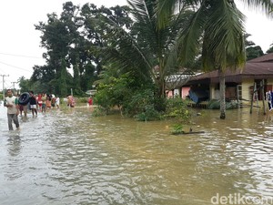 Derita 800 KK di Kampar Riau setelah 5 Hari Terisolasi karena Banjir