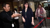 Shandy Harun tampak mengenakan baju berwarna biru tua.