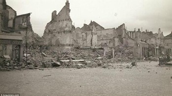 Bangunan luluh lantak diserang tank dan senjata lainnya. Foto: Argunners.com