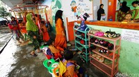 Sekolah tersebut tidak memungut biaya karena sebagian besar muridnya dari keluarga tidak mampu.