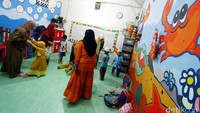 Sebanyak 89 siswa belajar di sekolah yang terletak di kolong jembatan layang tersebut.