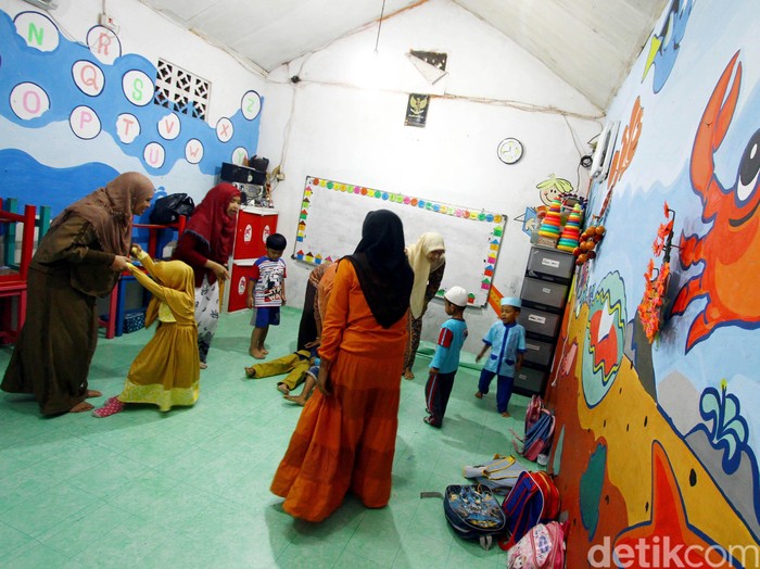 Sejumlah anak didampingi gurunya tengah bermain di Pendidikan Anak Usia Dini (PAUD) Bintang Ceria, Pejagalan, Tambora, Jakarta, Jumat (12/2/2016). Sekolah yang berada di kolong jembatan layang tersebut tidak memungut biaya karena sebagian besar muridnya yang berjumlah 89 siswa berasal dari keluarga yang tidak mampu. Para guru yang mengajar juga secara Sukarela demi mencerdaskan generasi penerus bangsa. Rachman Haryanto/detikcom.