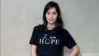 Wanita berdarah Padang-Jerman itu tampak kasual.