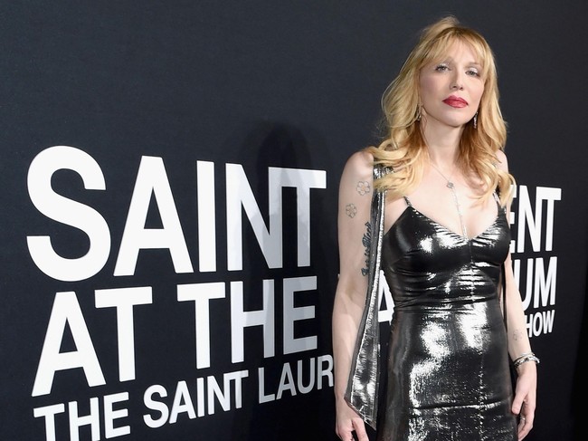 Penyanyi Courtney Love pernah dilaporkan asisten pribadinya sendiri, Jessica Labrie. Dikutip dari Rolling Stone, jessica mengklaim bahwa istri mendiang Kurt Cobain ini membuatnya bekerja selama lebih dari 60 jam per minggu tanpa uang lembur. (Foto: Getty Images)