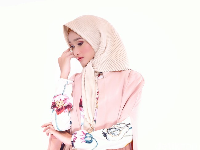 Wardrobe: Ria Miranda. Fotografer: Afida Sukma. Makeup Artist: Vivi Thalib (Instagram: @vivithalib). Stylist: Arina Yulistara. Model: Bella Almira.