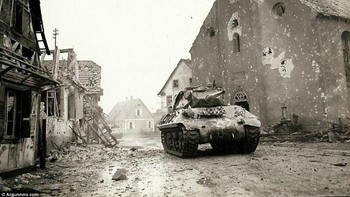 Tank Amerika Serikat melalui puing bekas pertempuran di Rohrwiller, Prancis. Foto: Argunners.com