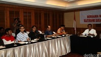 Abraham Lunggana, Marco Kusuma Atmaja, Adhyaksa Dault, Nachrowi Ramli, dan Biem Benjamin mendengarkan sambutan yang disampaikan Ketua DPD Gerindra DKI M Taufik.