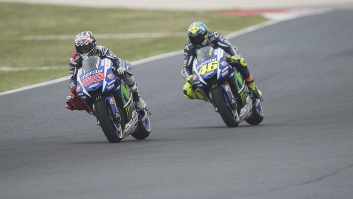 MISANO ADRIATICO, ITALY - SEPTEMBER 13:  Jorge Lorenzo of Spain and Movistar Yamaha MotoGP leads Valentino Rossi of Italy and Movistar Yamaha MotoGP
 in the MotoGP World Championship race during the San Marino GP at Misano World Circuit on September 13, 2015 in Misano Adriatico, Italy.  (Photo by Mirco Lazzari gp/Getty Images)
