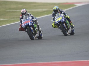 Lorenzo: Rossi Bilang Aku yang Menang atau Kita Crash Bareng