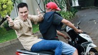 Baim seolah memiliki banyak gaya dan selalu siap untuk berpose. Pool/Gus Mun/detikFoto.