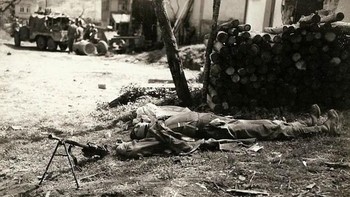 Tentara Jerman yang mengendalikan senjata mesin tewas ditembak sniper di kepala. Foto: Argunners.com