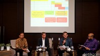 Tampak hadir (kiri-kanan) Legal Director PT Hero Supermarket Tbk. Wahyu Trikusumo, Ketua Kadin Eropa di Indonesia Ulf Backlund, Direktur PT Hero Supermarket Tbk Divisi Ikea Mark Magee dan Head of Government Relations Ikea Indonesia Tony Tumpak dalam jumpa pers di Hotel Fairmont, Jalan Asia Afrika, Jakarta, Jumat (12/2/2016).