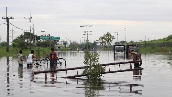 Raya Porong Banjir Setinggi 65 Cm, Banyak Kendaraan Mogok