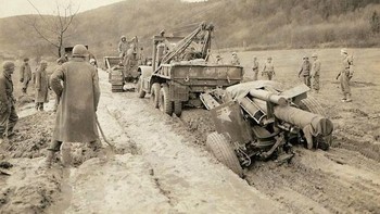 Artileri tentara AS terjebak lumpur di Jerman. Foto: Argunners.com