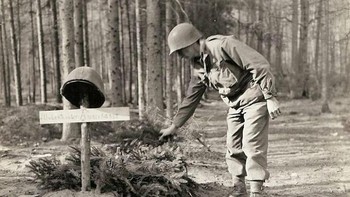 Jenderal bintang 4 asal Amerika Serikat yang mengabadikan pertempuran itu bernama Charles Day Palmer. Belum lama ini, cucunya memposting foto tersebut agar diakses publik. Ini adalah potret tentara AS meratapi rekannya yang tewas. Foto: Argunners.com