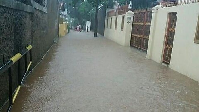 Rumah Tergenang Luapan Aliran Kali, Warga Ciganjur Minta Dibuatkan Tanggul