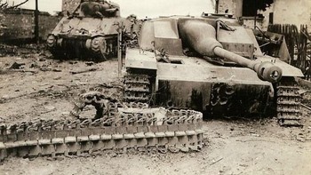 Tank milik Jerman dan AS berserakan setelah pertempuran. Foto: Argunners.com