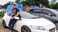Pose Kevin di mobil Coupe Sport putihnya. Pool/Ismail/detikFoto.
