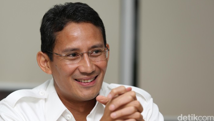 Sandiaga Salahudin Uno atau sering dipanggil Sandi Uno adalah pengusaha asal Indonesia. Sering hadir di acara seminar-seminar, Sandi Uno yang berdarah Gorontalo ini kerap memberikan pembekalan tentang jiwa kewirausahaan, utamanya pada pemuda.