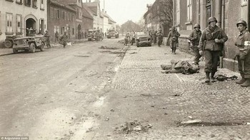 Tentara AS melewati kota bekas pertempuran di mana rekannya banyak yang tewas. Foto: Argunners.com