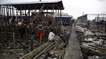 Warga Kampung Bandan Dirikan Bangunan di Bekas Kebakaran