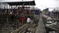 Sejumlah warga mendirikan bangunan semi permanen di lokasi bekas kebakaran.
