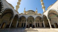 Ada juga Masjid Ertugrul Ghazi yang konon merupakan replika dari Blue Mosque di Turki. Ada pula bangunan yang paling terkenal di Ashgabat adalah The Wedding Palace yang tiap malam akan berpendar dengan lampu berwarna-warni (Nellie Huang/BBC)