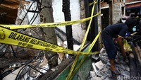 Garis polisi terpasang di lokasi kebakaran.