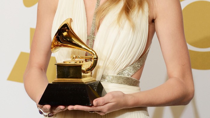 LOS ANGELES, CA - FEBRUARY 10:  Singer/Musician Taylor Swift, winner of Best Song Written For Visual Media, poses in the press room at the 55th Annual GRAMMY Awards at Staples Center on February 10, 2013 in Los Angeles, California.  (Photo by Jason Merritt/Getty Images)