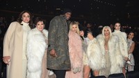 Keluarga Kardashian tampil glamor dalam acara itu. Dimitrios Kambouris/Getty Images/detikFoto.