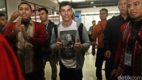 Marquez mengacungkan dua jempolnya saat tiba di Bandara Soekarno-Hatta, Tangerang, Jumat (12/2/2016).