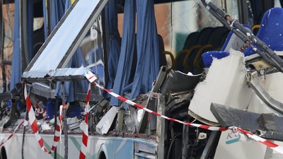 Bus Sekolah Tabrak Truk, 6 Anak Tewas