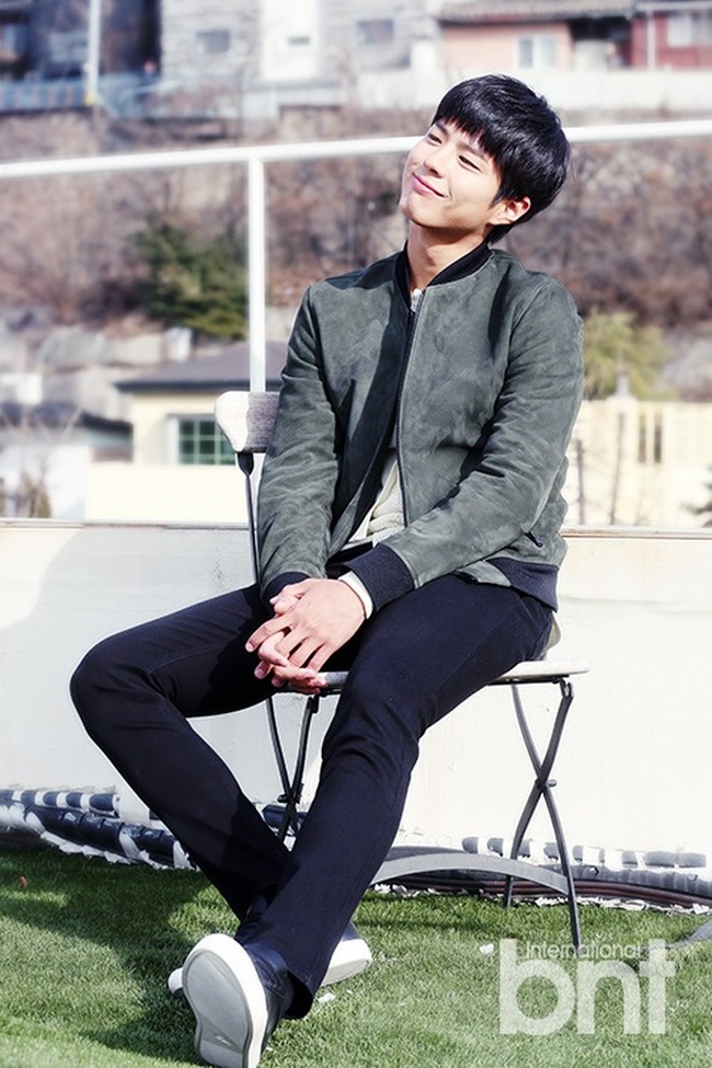 Tak hanya tampan, Pemain Reply 1988 ini juga dikenal memiliki kepribadian yang baik. Sikap Park Bo Gum yang santun membuat dirinya disukai banyak orang. Foto: bnt International