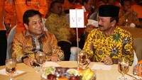 Setya Novanto (kiri) hadir dalam pelantikan pengurus Kosgoro 1957 versi Bali.