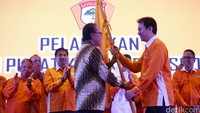 Sharif Cicip Sutardjo menyerahkan bendera Kosgoro 1957 kepada Aziz Syamsuddin.