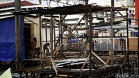 Warga kembali mendirikan bangunan di lokasi kebakaran.