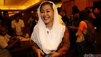Mischa Hasnaeni Moein hadir dengan mengenakan batik dan kerudung putih.