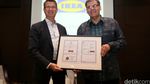 IKEA Alam Sutera Perlihatkan Sertifikat Mereknya