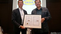 Untuk meyakinkan publik, IKEA memperlihatkan sertifikat merek yang dimilikinya.