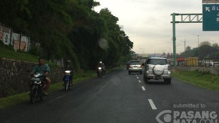 Awas! Banyak Pemotor yang Suka Lawan Arus di Exit Tol Pondok Gede Timur
